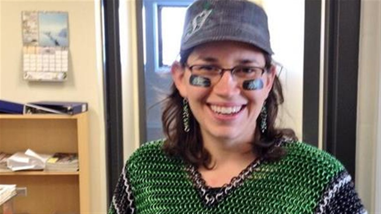 Nathalie Franck porte une cotte de mailles faite par son frère : 10 000 mailles et 200 heures de travail.