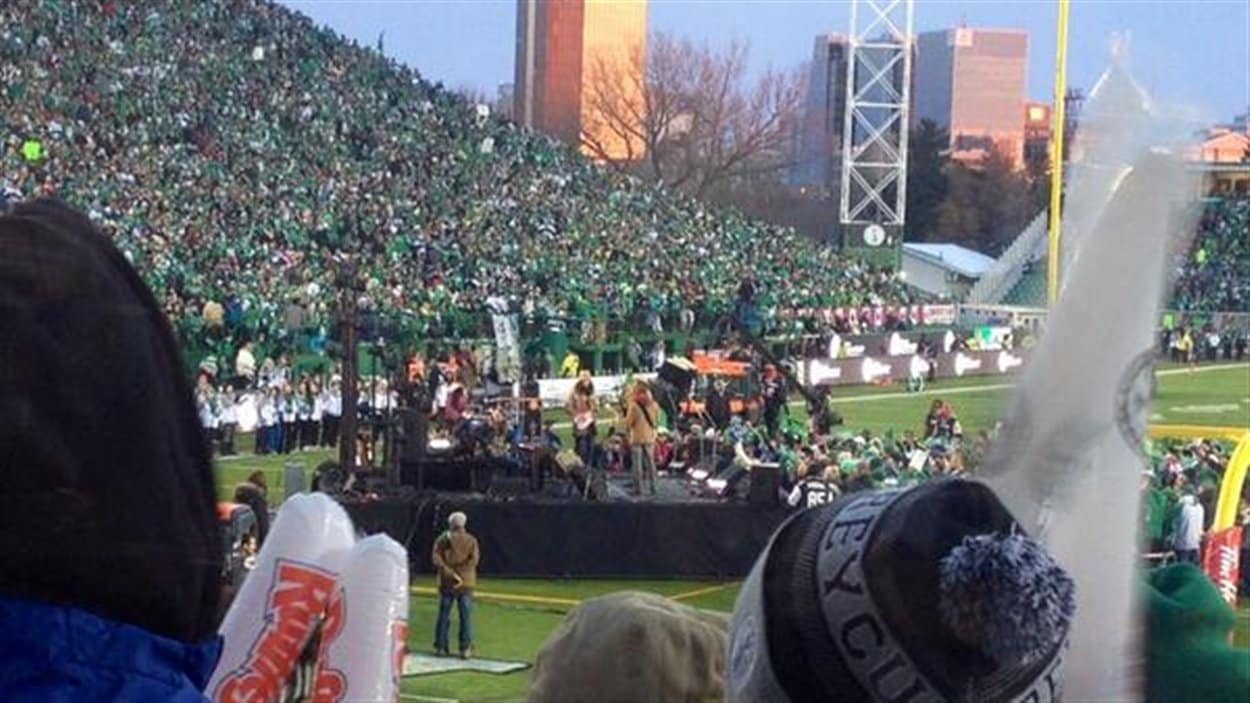 Le groupe rock saskatchewanais The Sheepdogs réchauffe la foule, majoritairement verte, lors des cérémonies d'avant-match à la Coupe Grey 2013.