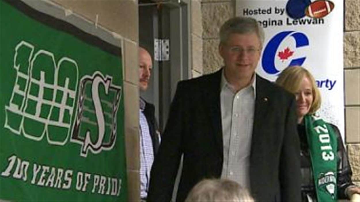 Le premier ministre Stephen Harper et sa femme Laureen sont à Regina pour le match de la Coupe Grey.