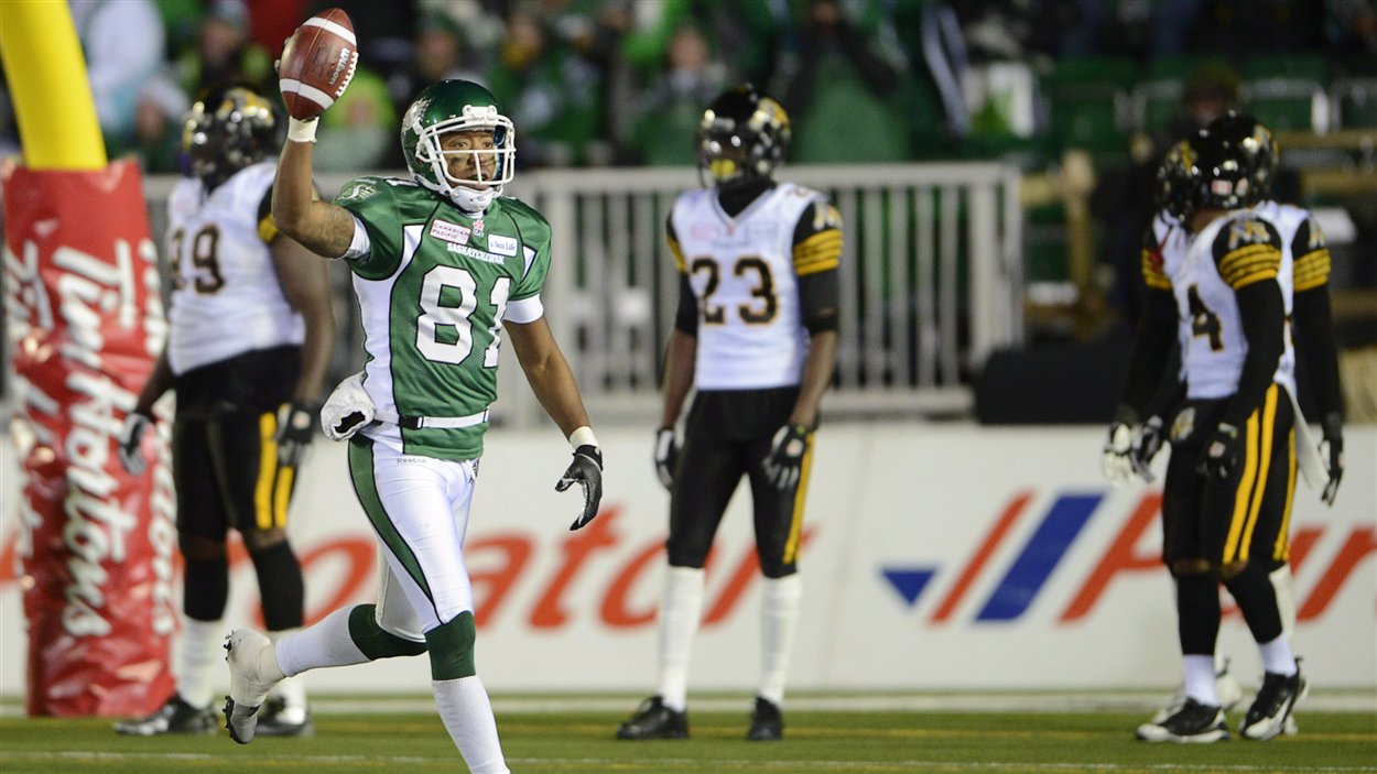 Le demi des Roughriders Geroy Simon (81) célèbre son deuxième touché de la partie, au deuxième quart du match de la Coupe Grey.