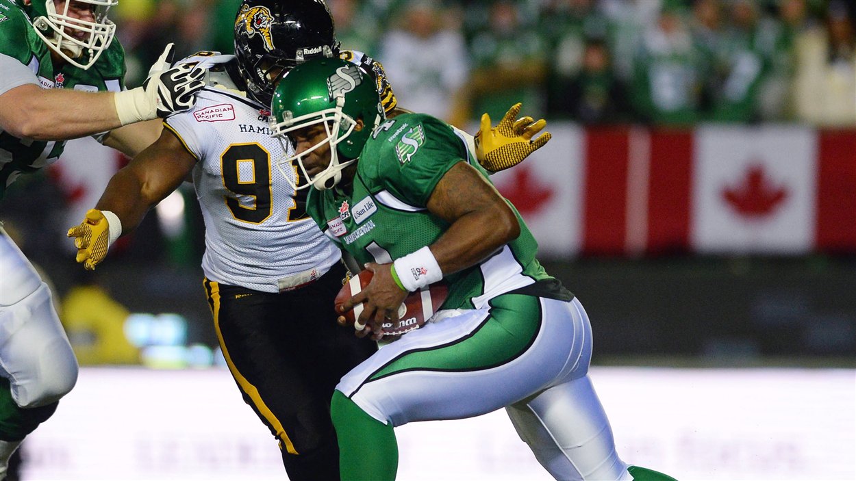 Le quart-arrière des Roughriders Darian Durant pendant le premier quart du match de la Coupe Grey 2013.