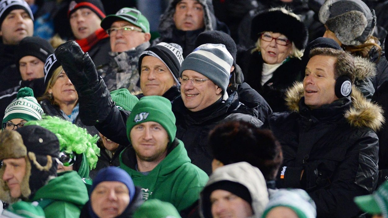 Le premier ministre Stephen Harper a assisté au match de la Coupe Grey à Regina le 24 novembre. À sa gauche, le commissaire de la LCF, Mark Cohon.