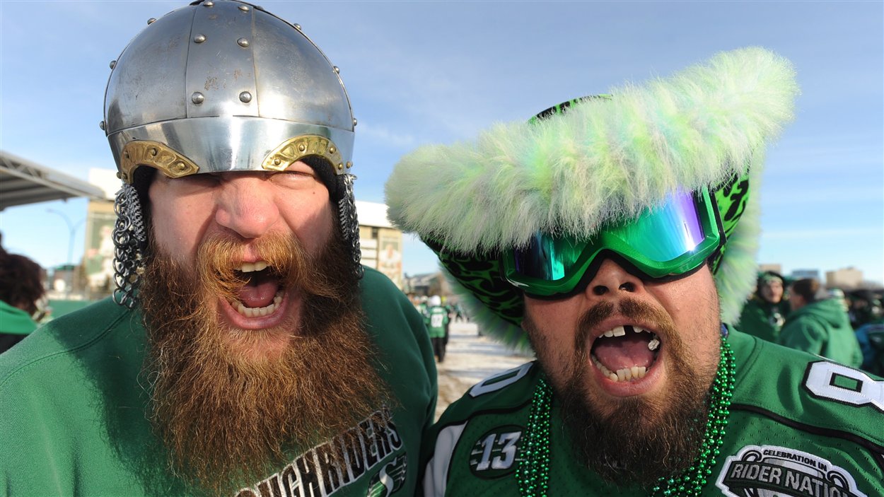 Ben Bandenberg et Dave Friesen crient haut et fort leur appui aux Roughriders quelques heures avant le match de la Coupe Grey à Regina.