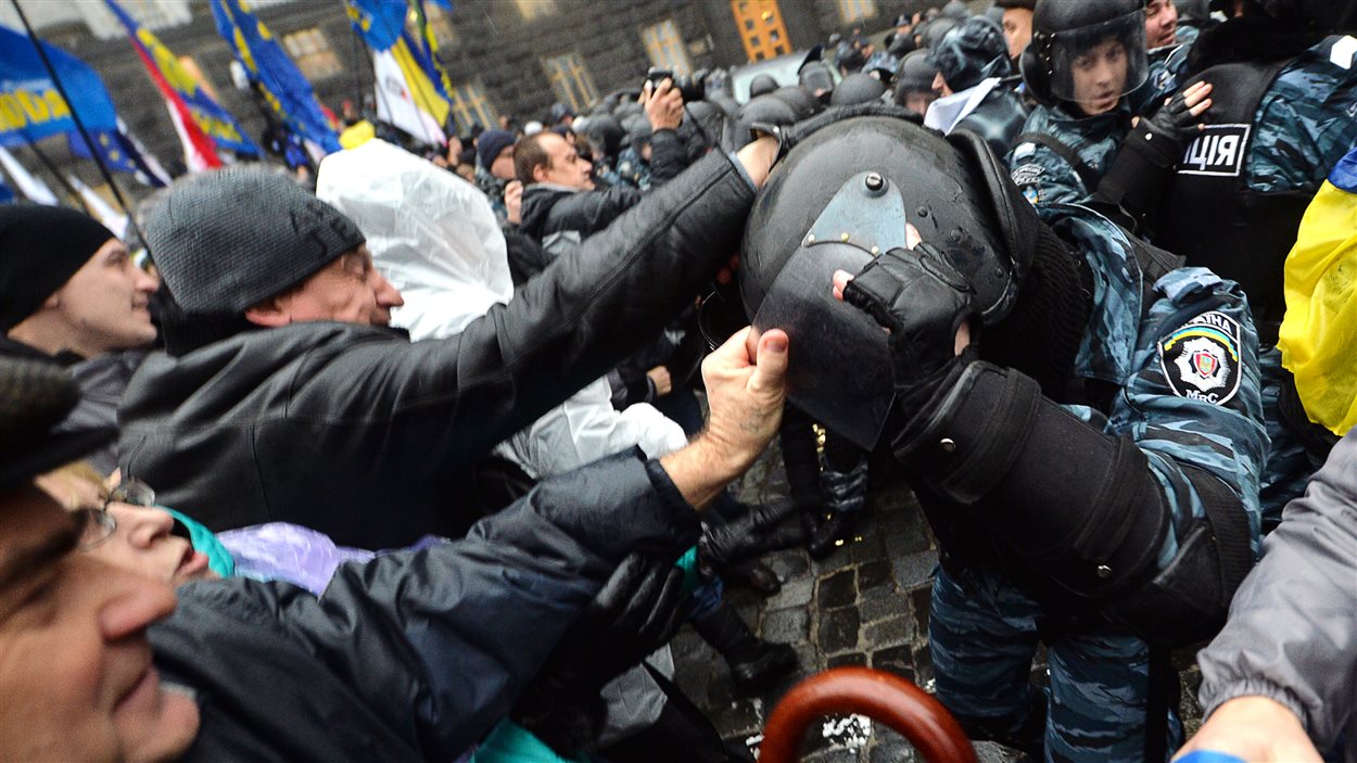 Des affrontements ont eu lieu devant le siège du gouvernement ukrainien à Kiev.