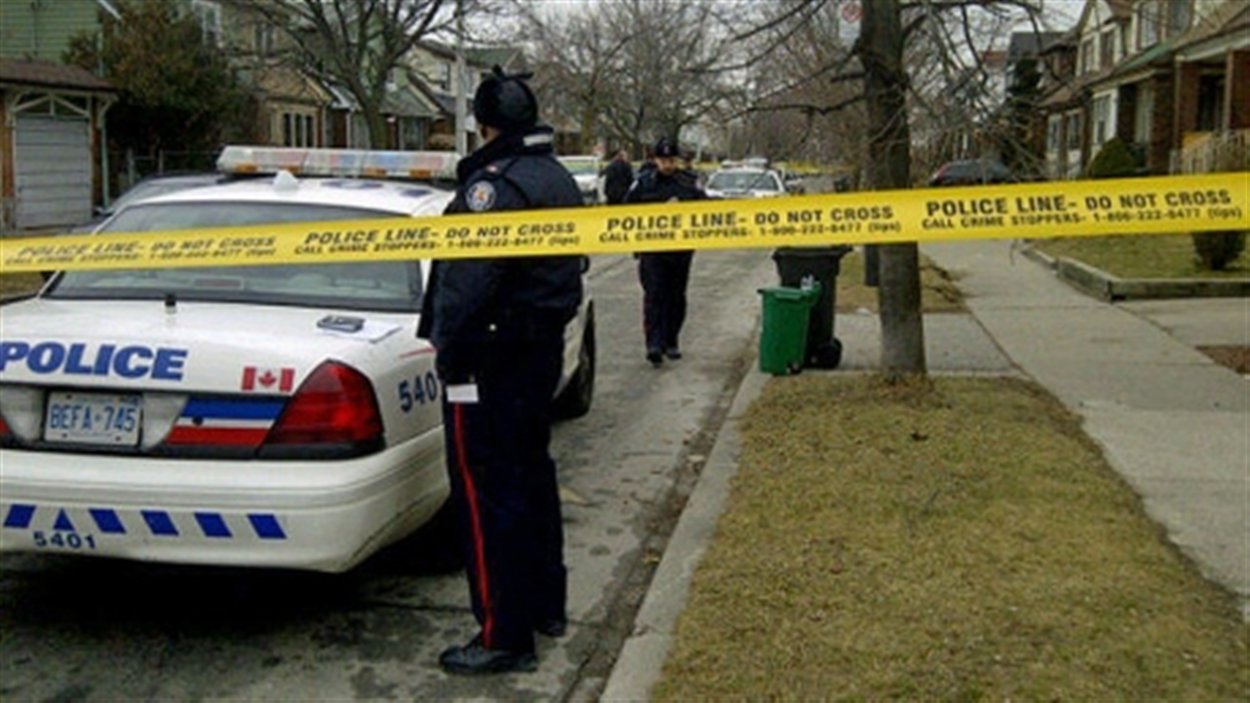 Sept policiers entouraient Michael Eligon.
