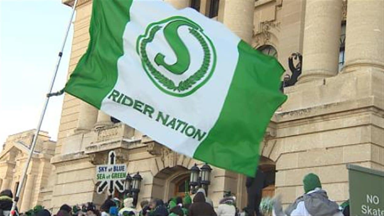 La « Rider Nation » devant le palais législatif, au terme du défilé des champions de la Coupe Grey.