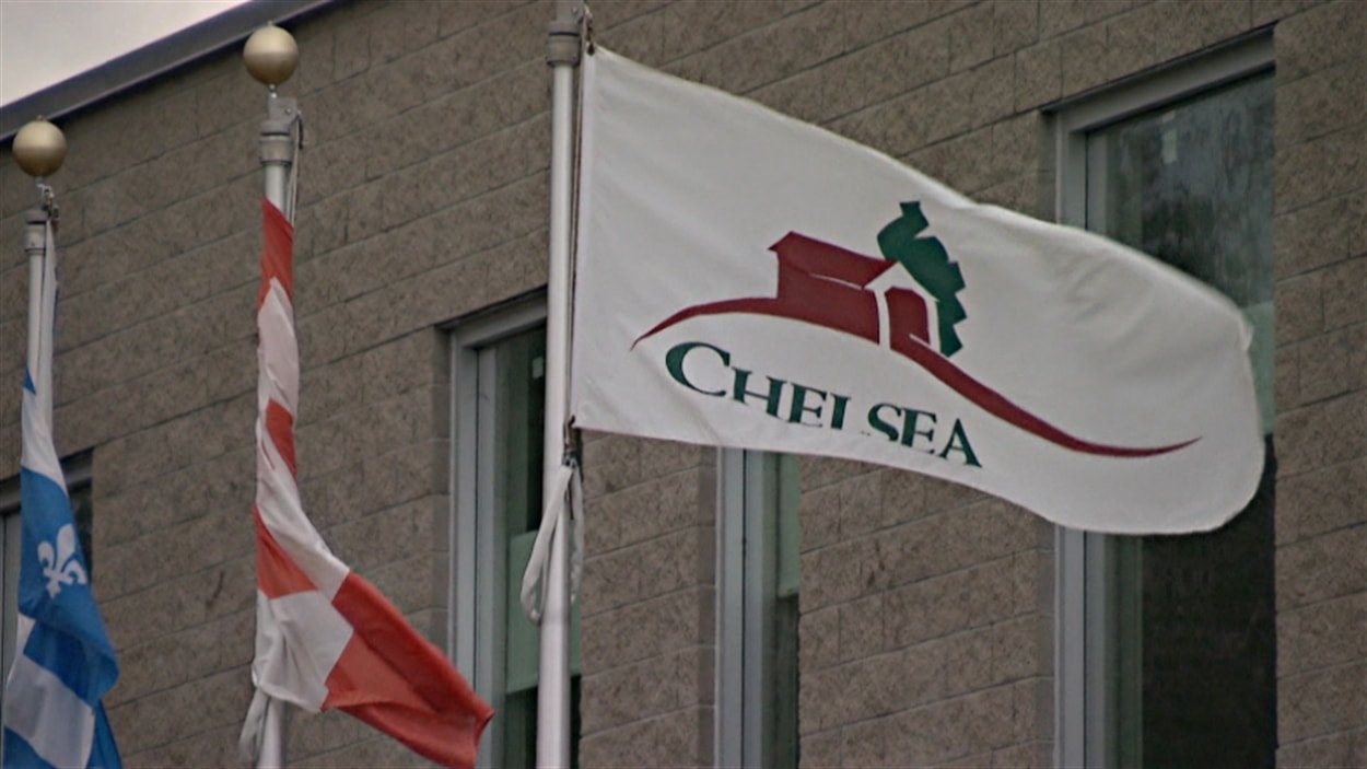Les drapeaux flottant devant l'hôtel de ville de Chelsea.