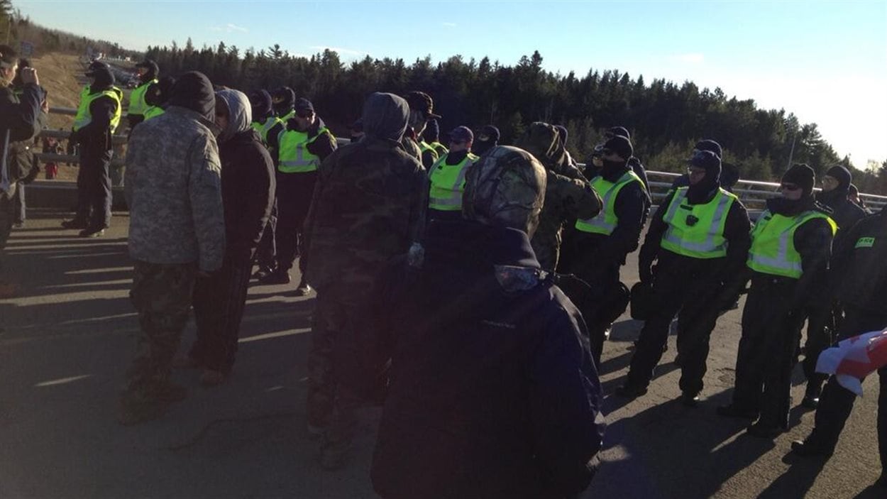 Confrontation entre les policiers et les manifestants anti-gaz de schiste sur la route 11, au Nouveau-Brunswick