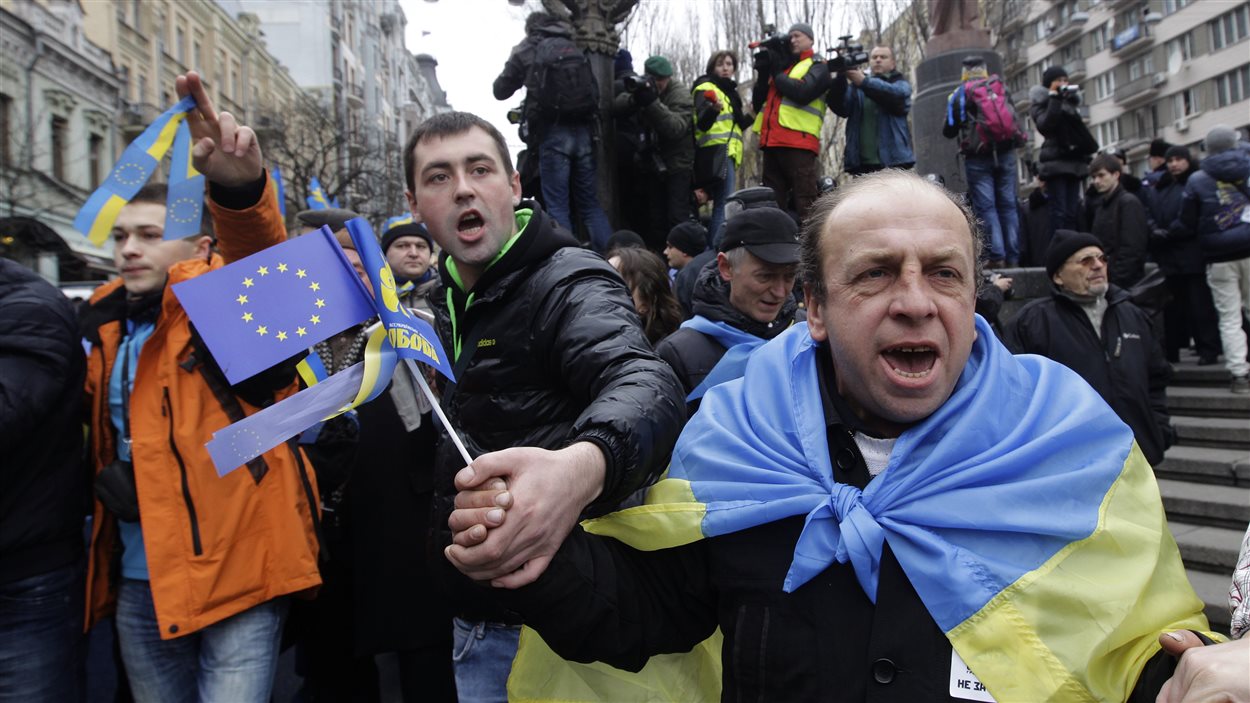 Des manifestants anti-gouvernementaux marchent dans les rues de Kiev, en Ukraine.
