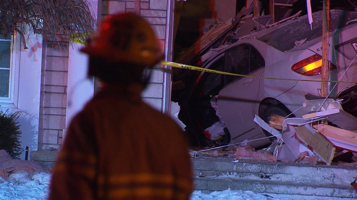 Une automobiliste entre en collision avec une maison à DollarddesOrmeaux RadioCanada