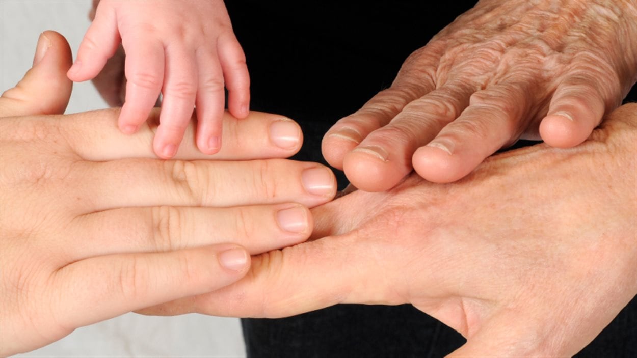 Les mains d'hommes de plusieurs générations