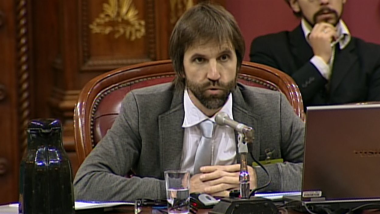 Steven Guilbeault, d'Équiterre, en commission parlementaire concernant le projet d'Enbridge.