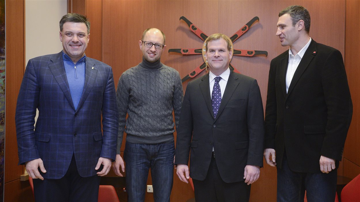 Les dirigeants de l'opposition ukrainienne Oleh Tyahnybok (gauche), Arseniy Iatsenioukle et Vitali Klitschko (droite) posent avec le ministre canadien John Baird en marge d'une réunion à Kiev.