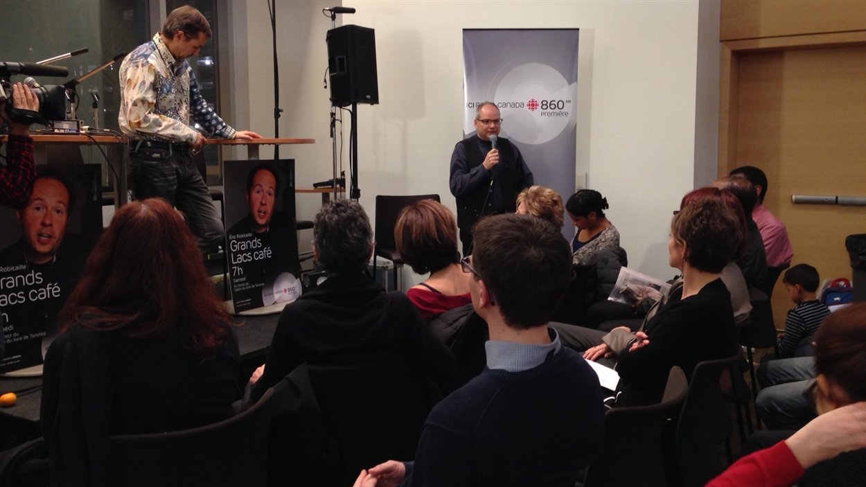 Le président de l'ACFO-Toronto, Gilles Marchildon s'adresse aux participants du forum