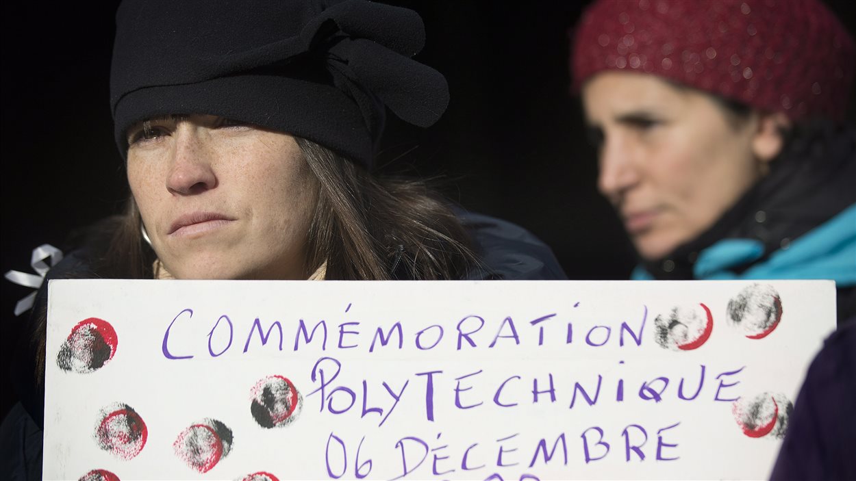 Manifestation contre la violence envers les femmes, devant le palais de justice de Montréal.