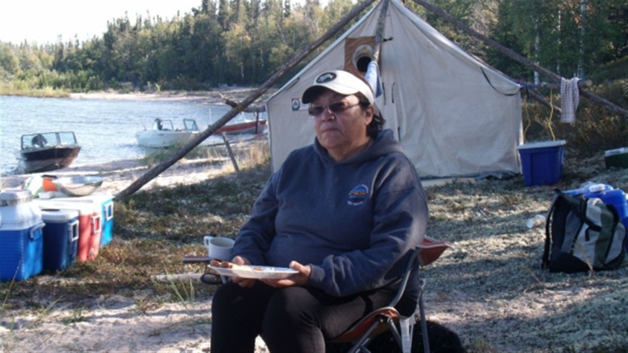 L'aînée Alice Rigney au bord de la rivière Athabasca