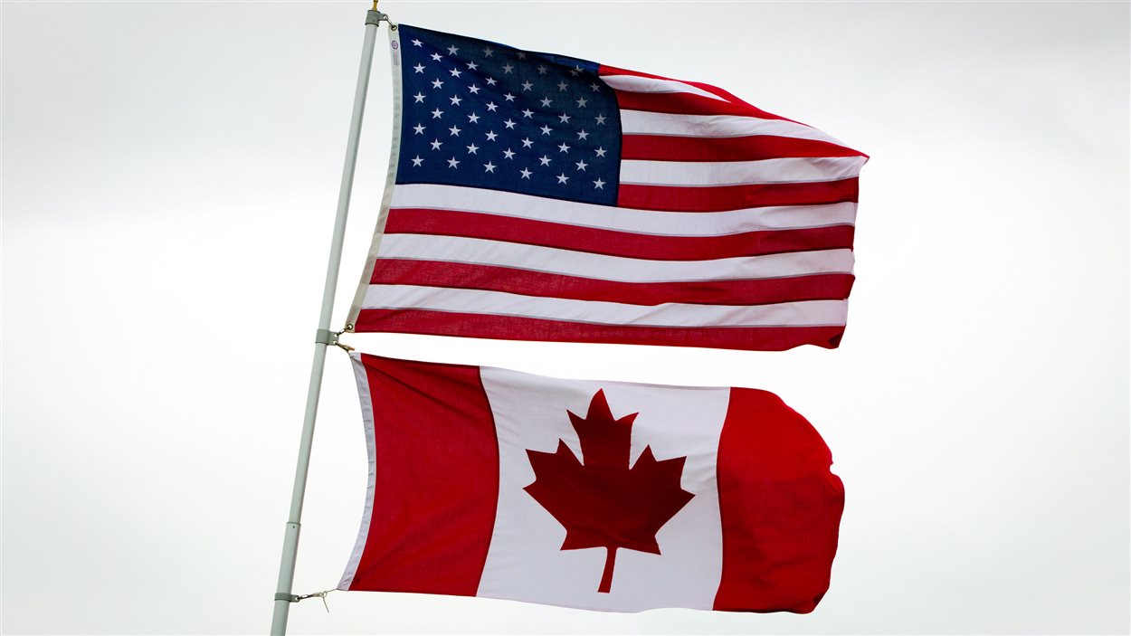 Les drapeaux américain et canadien devant la maison d'un couple à Point Roberts, Washington, le 13 mars 2012