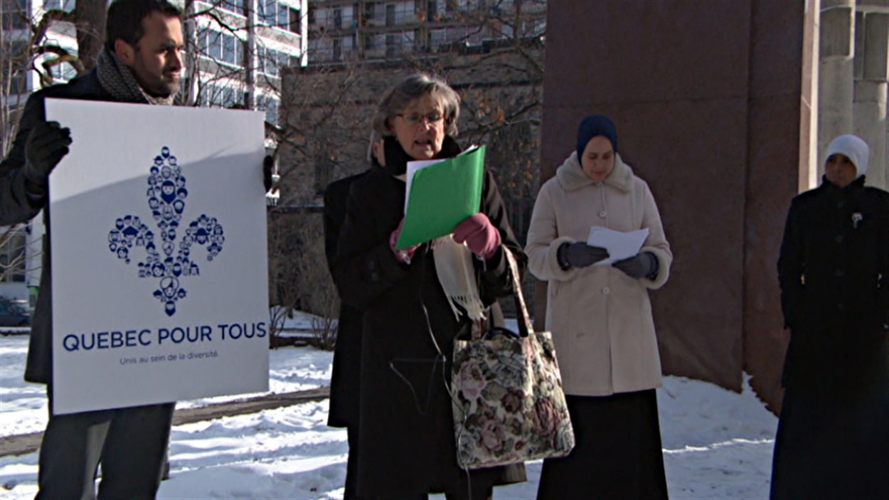 Des citoyens se sont regroupés Monument canadien des droits de la personne pour dénoncer le projet de charte des valeurs québécoises.