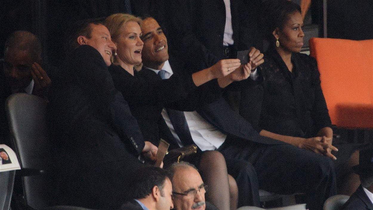 David Cameron, Helle Thorning-Schmidt et Barack Obama se prenant en photo dans le stade de Soweto, où s'est tenue cérémonie en hommage à Nelson Mandela.