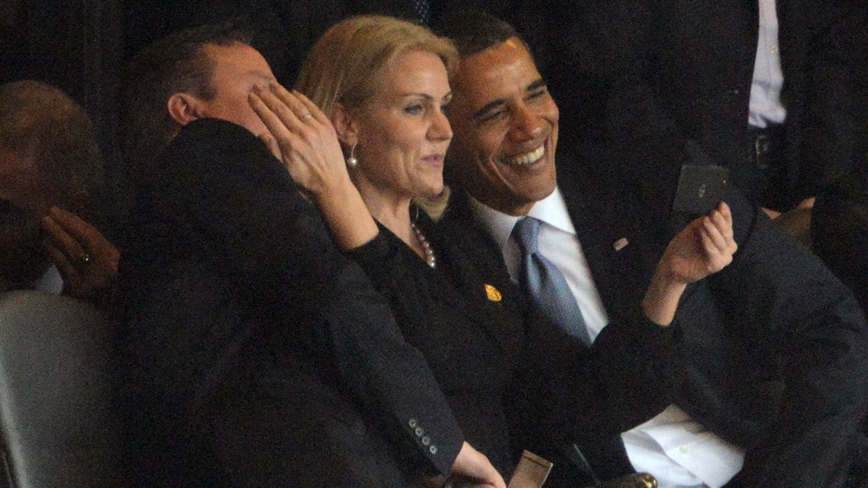 Le président américain Barack Obama, la première ministre danoise Helle Thorning-Schmidt et le premier ministre britannique David Cameron ont immortalisé les funérailles de Nelson Mandela, le temps d'une autophoto (un «selfie»), mardi.