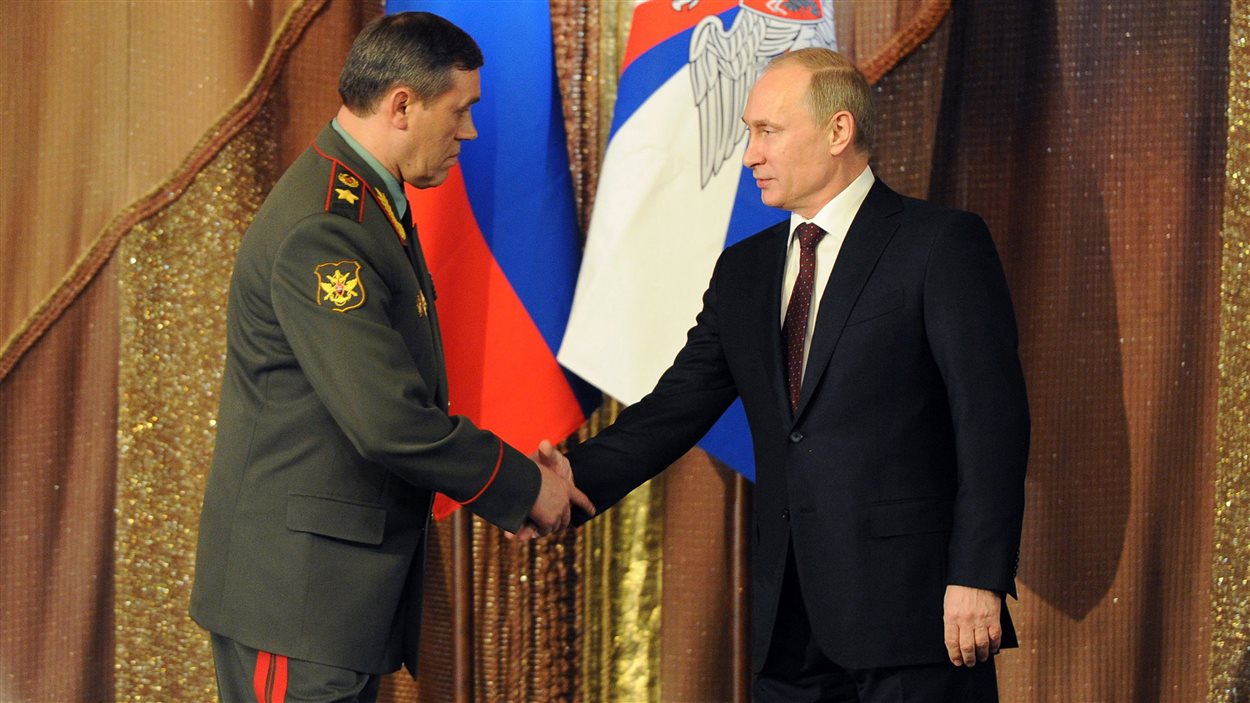 Le président russe Vladimir Poutine serre la main du chef d'état-major des forces armées russes, Valery Gerasimov.