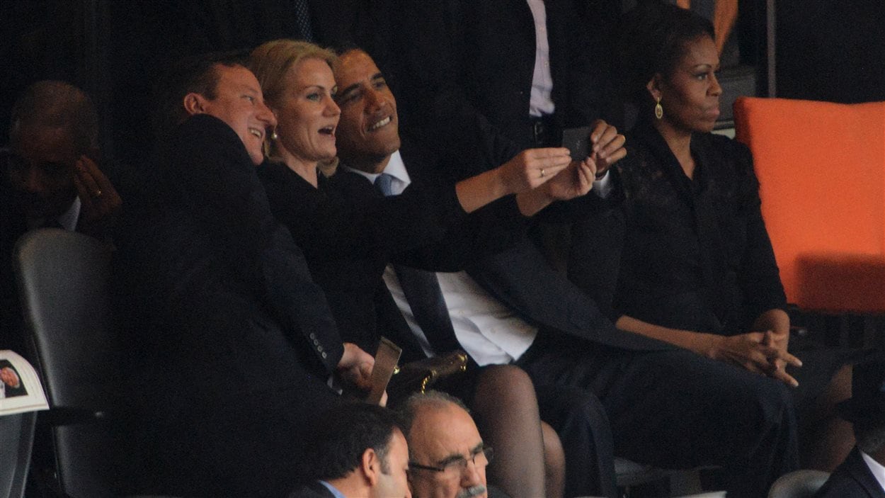 Le président américain Barack Obama, la première ministre danoise Helle Thorning-Schmidt et le premier ministre britannique David Cameron ont immortalisé les funérailles de Nelson Mandela, le temps d’une autophoto (un «selfie»), mardi.