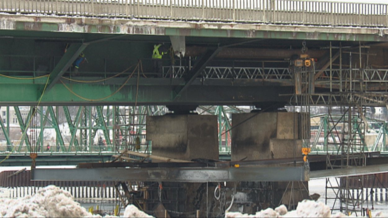 Plusieurs personnes s'affairent sous le pont Dubuc.