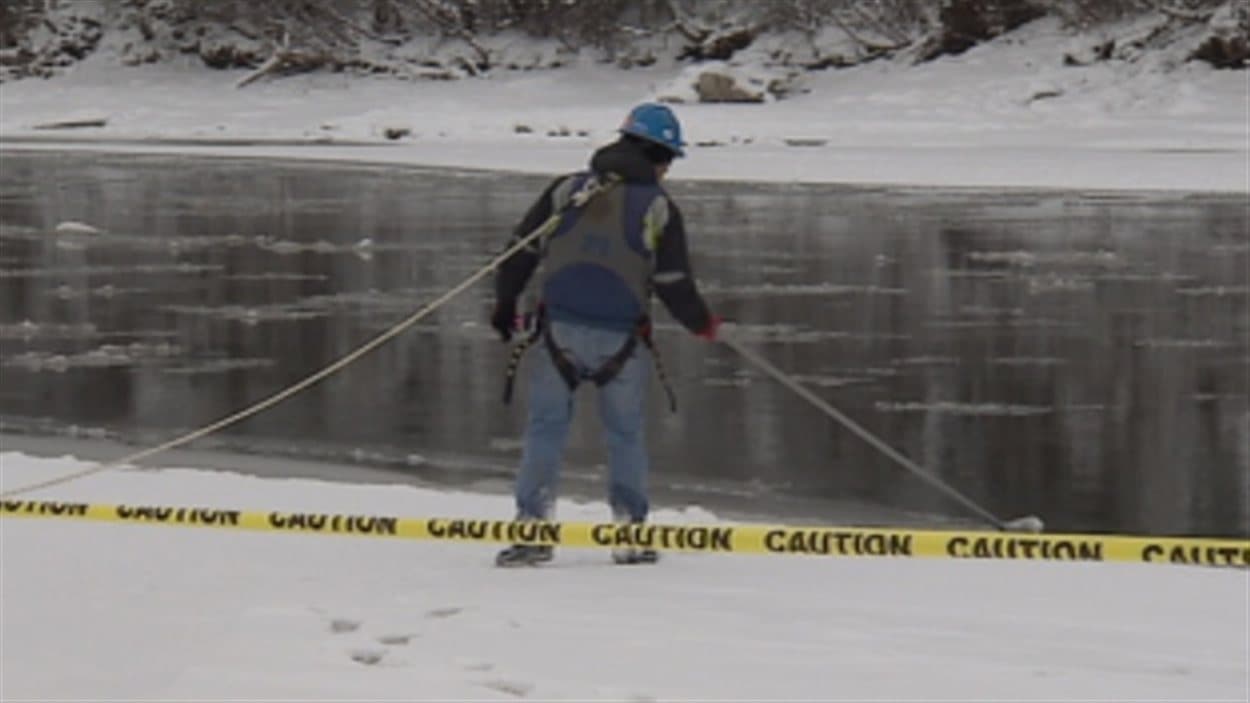 Nettoyage de la rivière Athabasca après le déversement de déchets de la mine de charbon Obed Mountain
