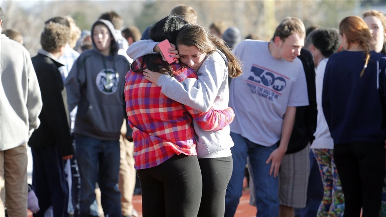 Des élèves s'embrassent après avoir été évacués en raison d'une fusillade dans leur école, au Colorado.