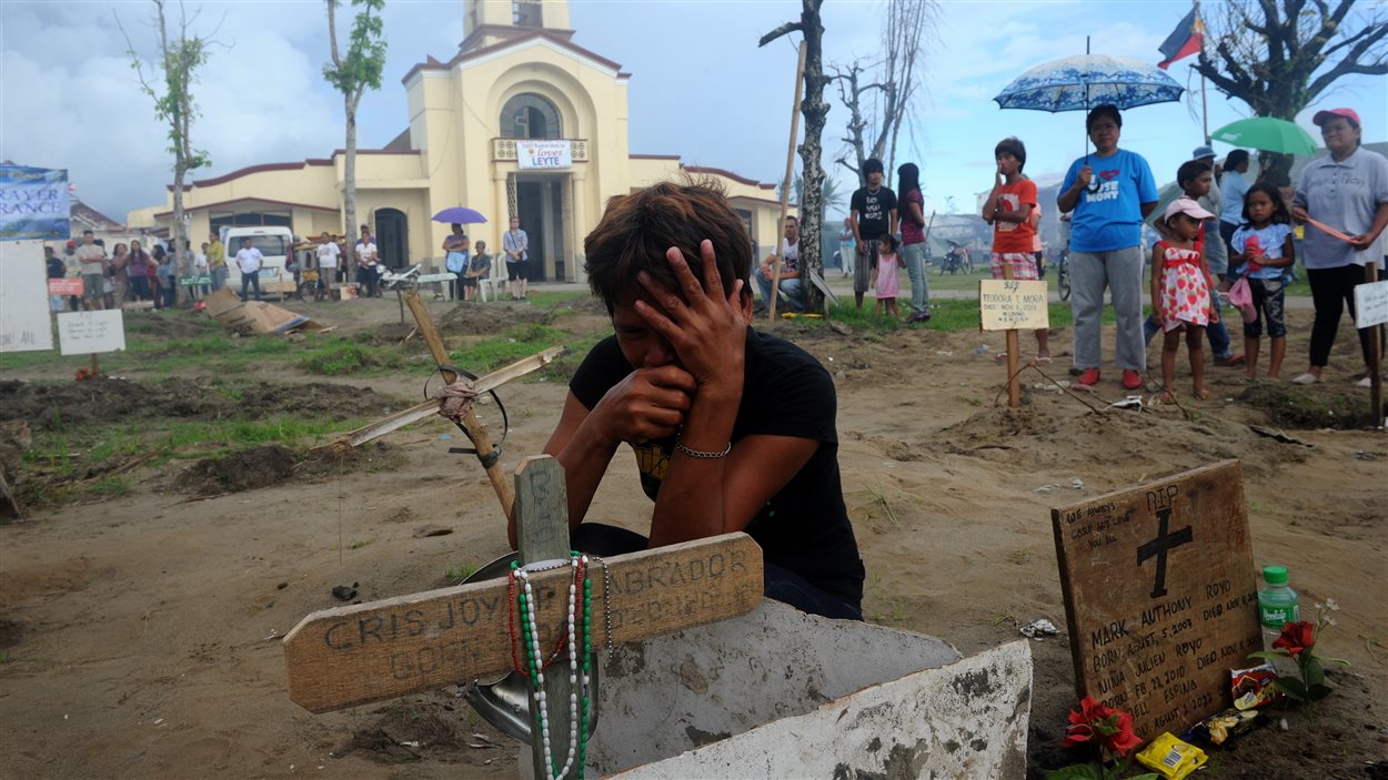Le typhon Haiyan a fait des milliers de victimes et laissé leurs proches dans la douleur du deuil.