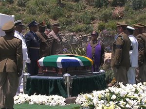 Des responsables de l'armée sud-africaine saluent le cercueil de Nelson Mandela, avant qu'il ne soit porté à terre.