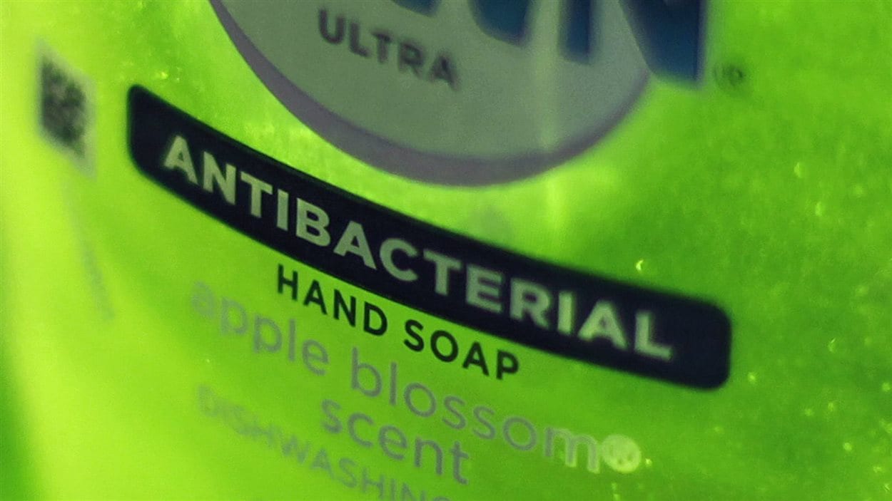 Le triclosane se retrouve dans environ 75 % des savons antibactériens vendus aux États-Unis.