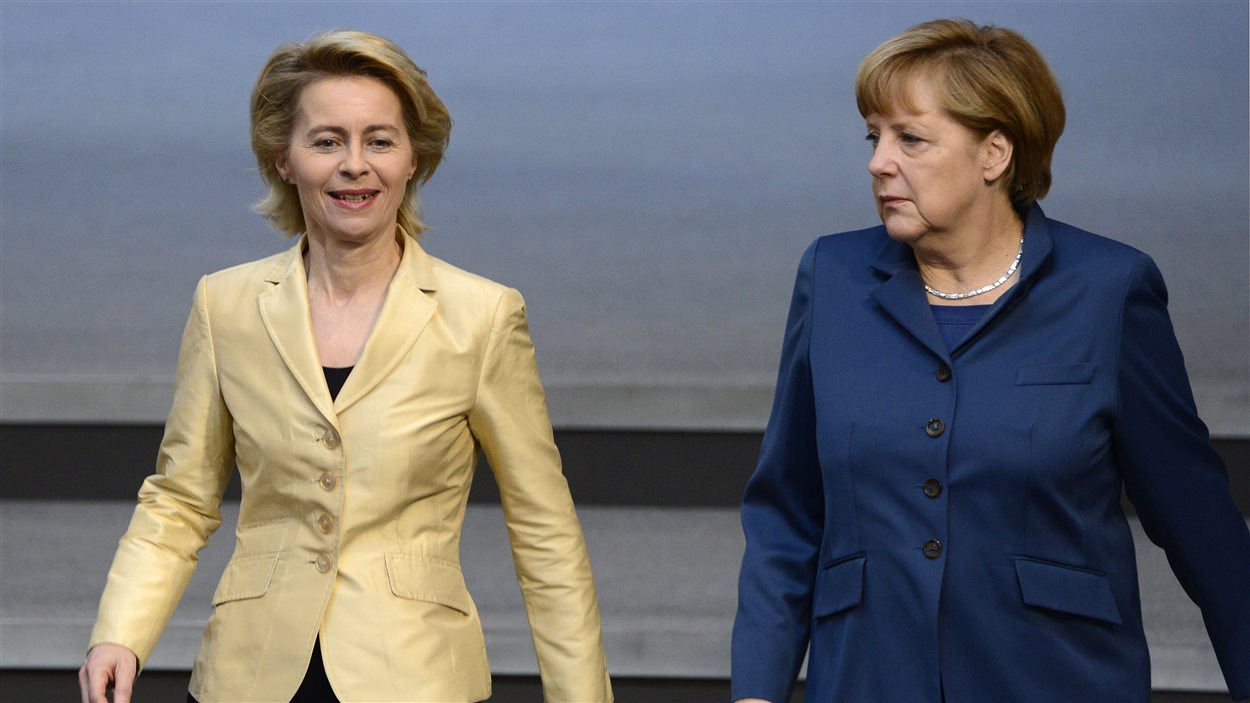 Angela Merkel (droite) et Ursula von der Leyen (gauche) à Berlin, en avril 2013