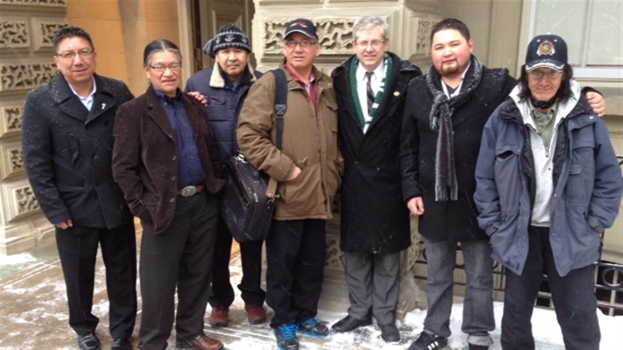 D'anciens élèves du pensionnat autochtone St. Anne à Fort Albany, devant la Cour d'appel de l'Ontario à Toronto avec le député fédéral Charlie Angus