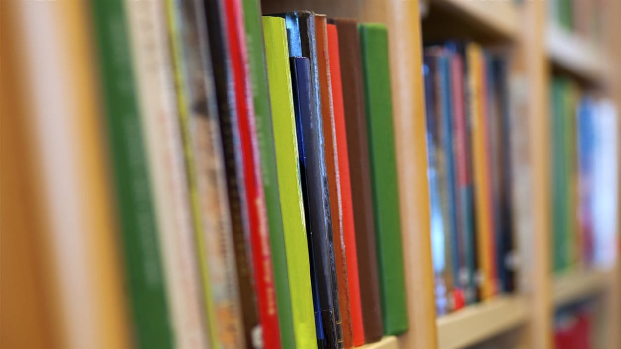 Livres sur les rayonnages d'une bibliothèque