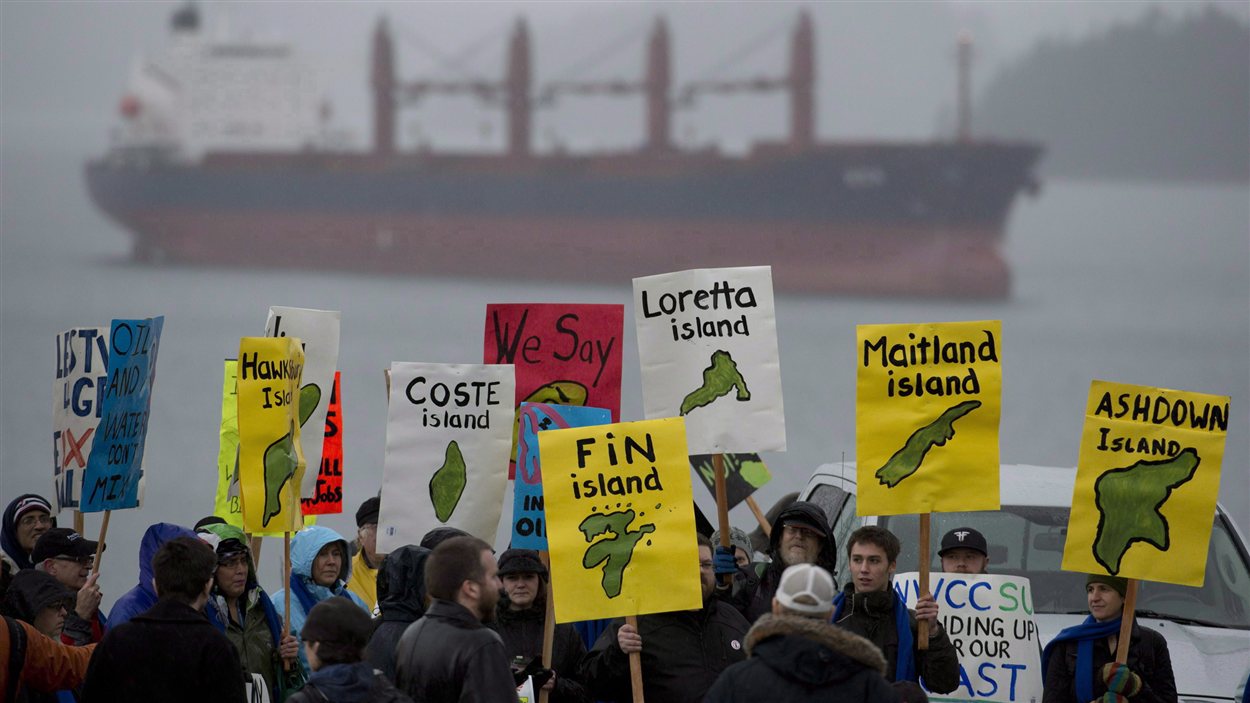 Des manifestants à l'extérieur de la salle où ont eu lieu les audiences publiques de la commission à Prince-Rupert le 10 décembre 2012.