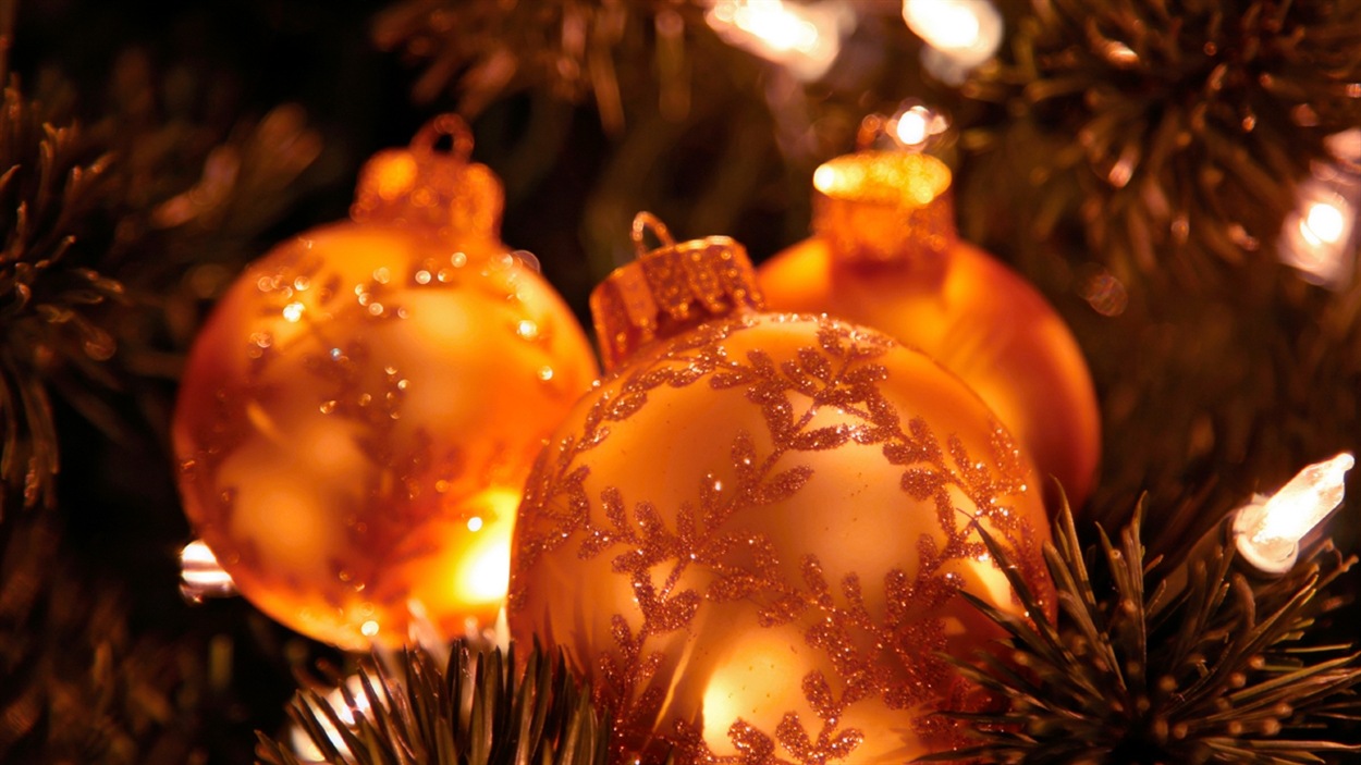 Des boules décoratives dans un sapin de Noël.
