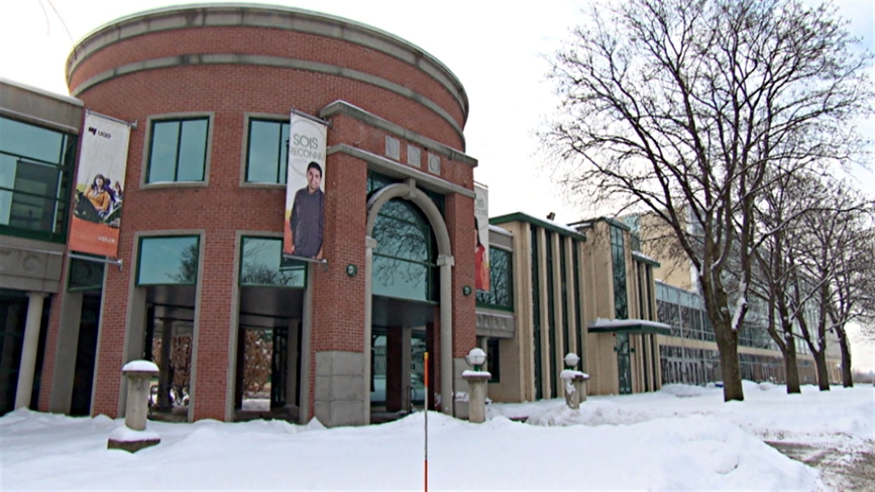 L'Université du Québec en Outaouais (UQO) à Gatineau, sous la neige.