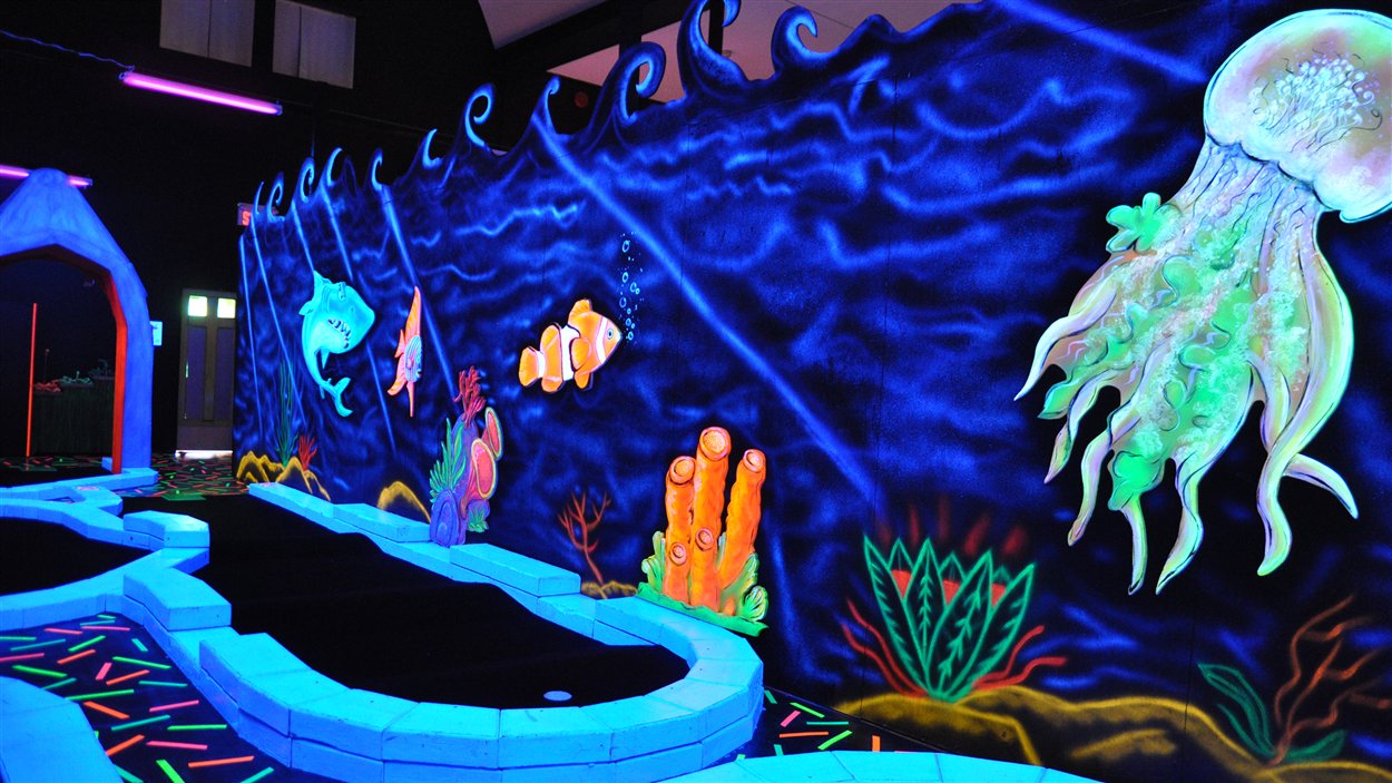 Décor aquatique dans l'église transformée en mini-golf