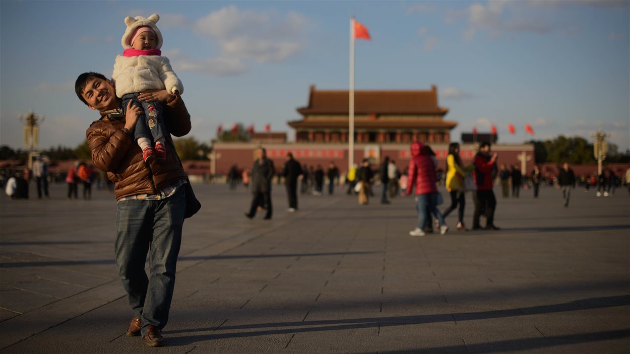 Un homme et un enfant sur le place Tiananmen à Pékin, le 17 novembre 2013