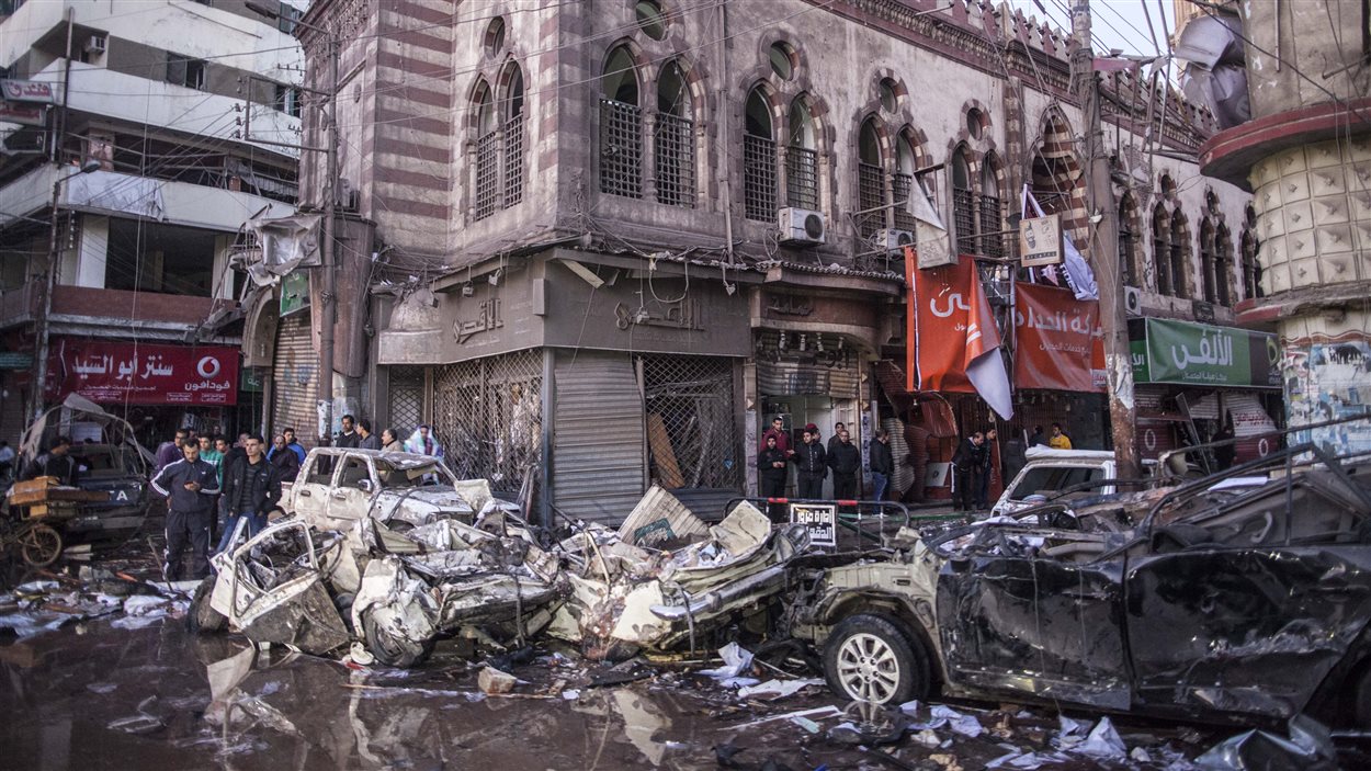 Un attentat à la voiture piégée a fait 13 morts et 130 blessés à Mansoura, au nord du Caire, en Égypte.