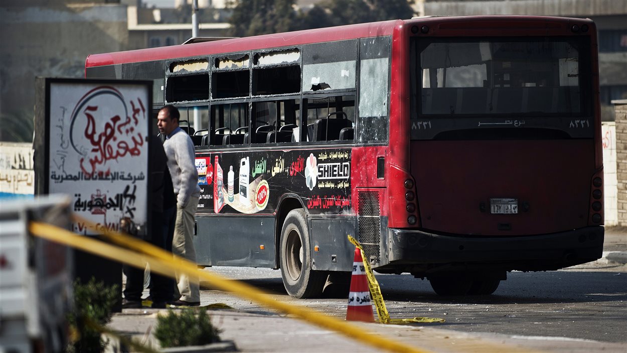Le bus touché par l'explosion jeudi au Caire