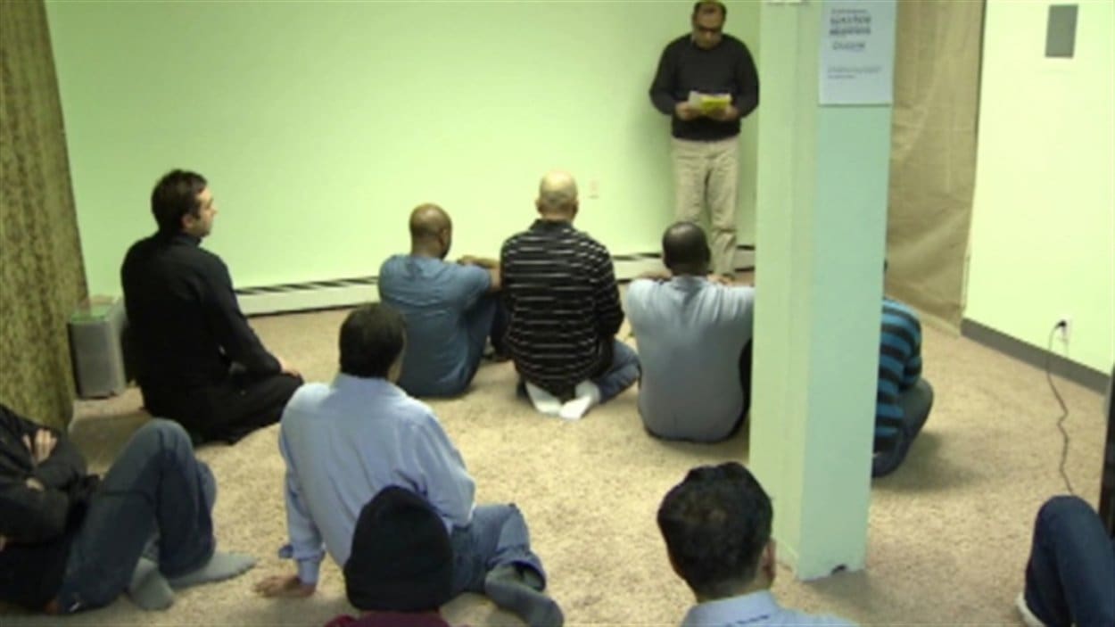 Muhammad Javed s'adresse aux membres de la communauté musulmane réunis dans un ancien local commercial de Whitehorse pour la prière de 13h.