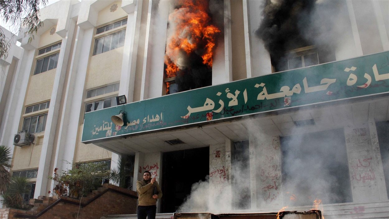 Des individus ont mis le feu à un bâtiment dans un immeuble de l'université D'Al Azhar, forçant l’intervention des policiers.