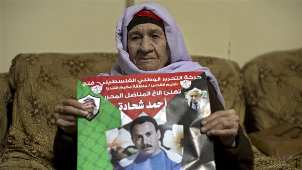 Hassiba Shehadeh tient un portrait de son fils Ahmad, attendant son retour annoncé avec les 25 autres détenus libérés par Israël.