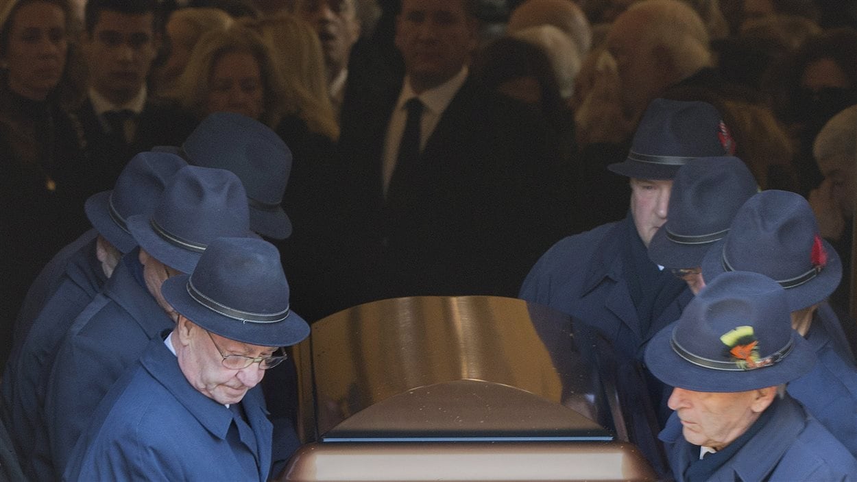 La famille de Vito Rizzuto et son cercueil, à la sortie des funérailles dans La Petite-Italie. 