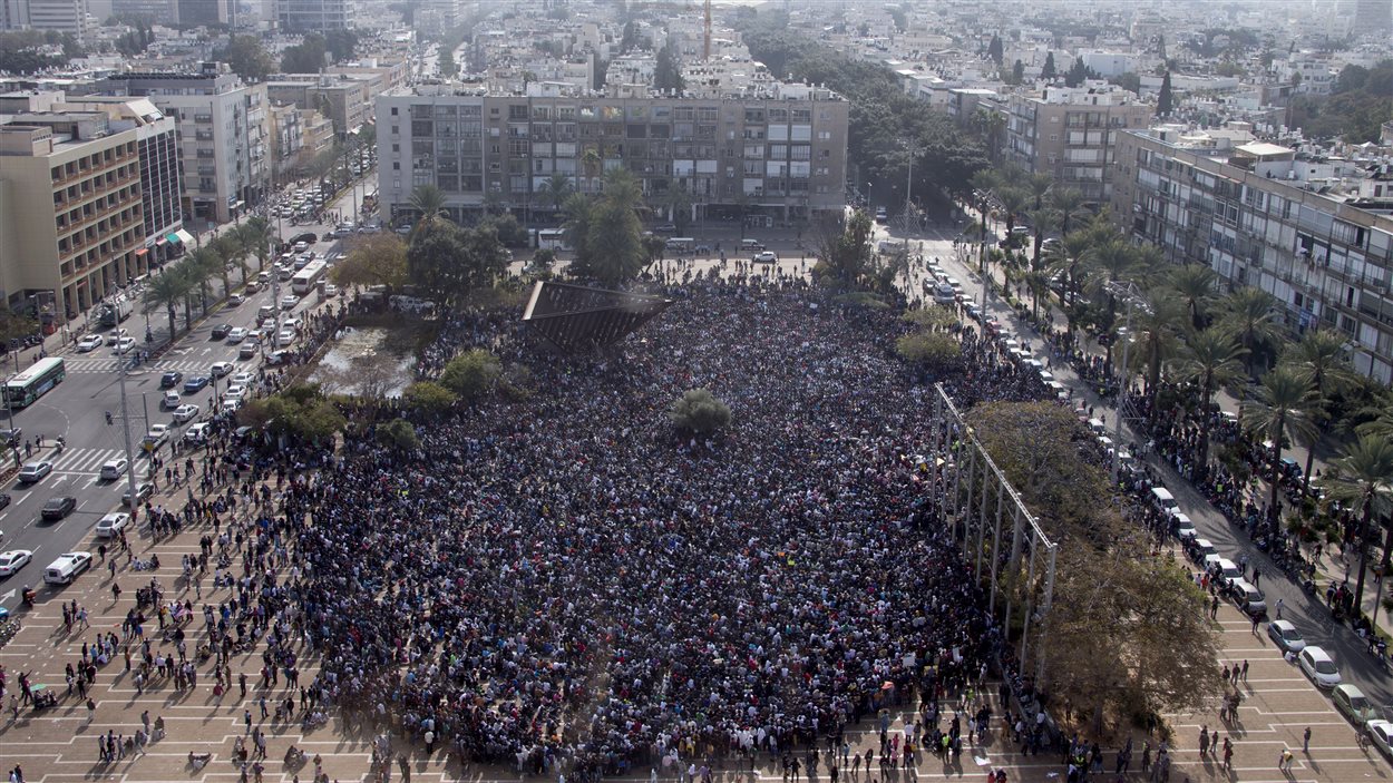 Des milliers de demandeurs d'asile africains qui sont entrés illégalement en Israël via l'Égypte manifestent à Tel-Aviv le 5 janvier 2014.