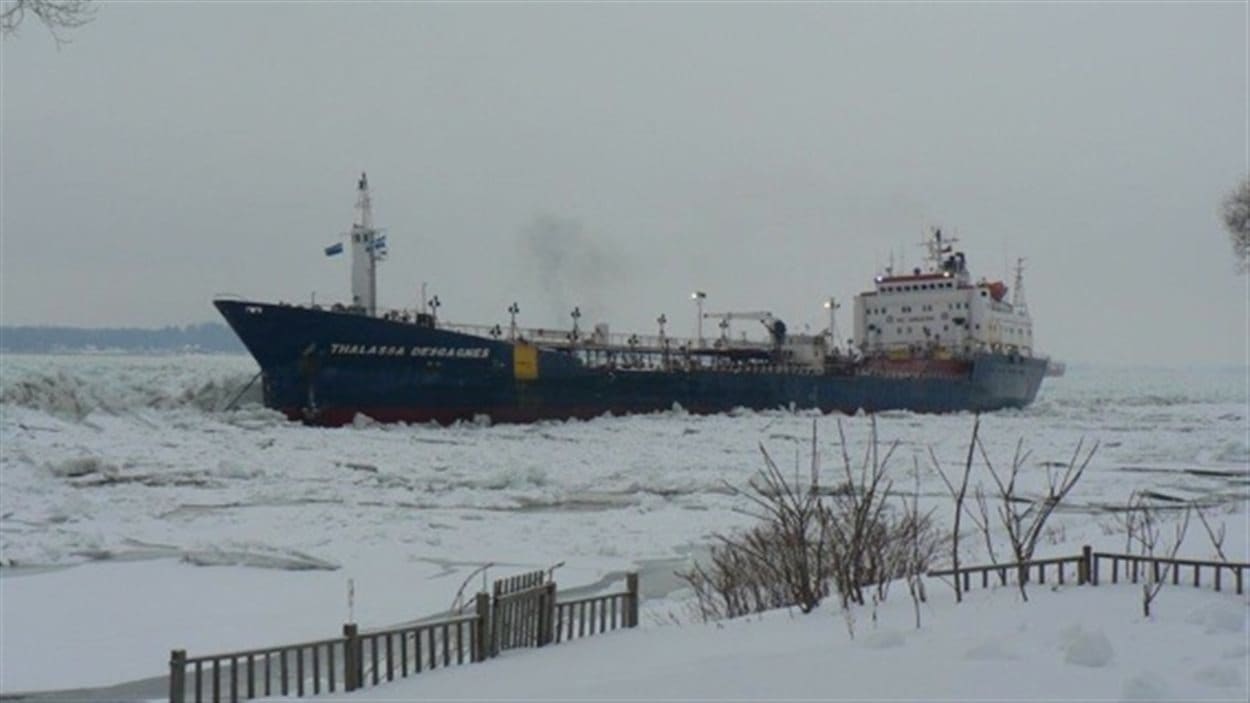 Un navire est à la dérive près de Sorel-Tracy.