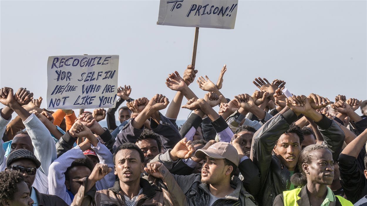 Des migrants africains manifestent à Tel-Aviv pour dénoncer le placement de clandestins dans un centre de rétention.