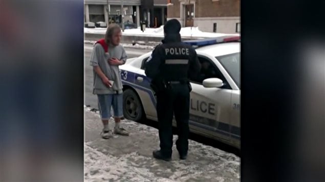 La vidéo montrant l'intervention d'un policier avec un itinérant dans les rues de Montréal a beaucoup circulé depuis une semaine.